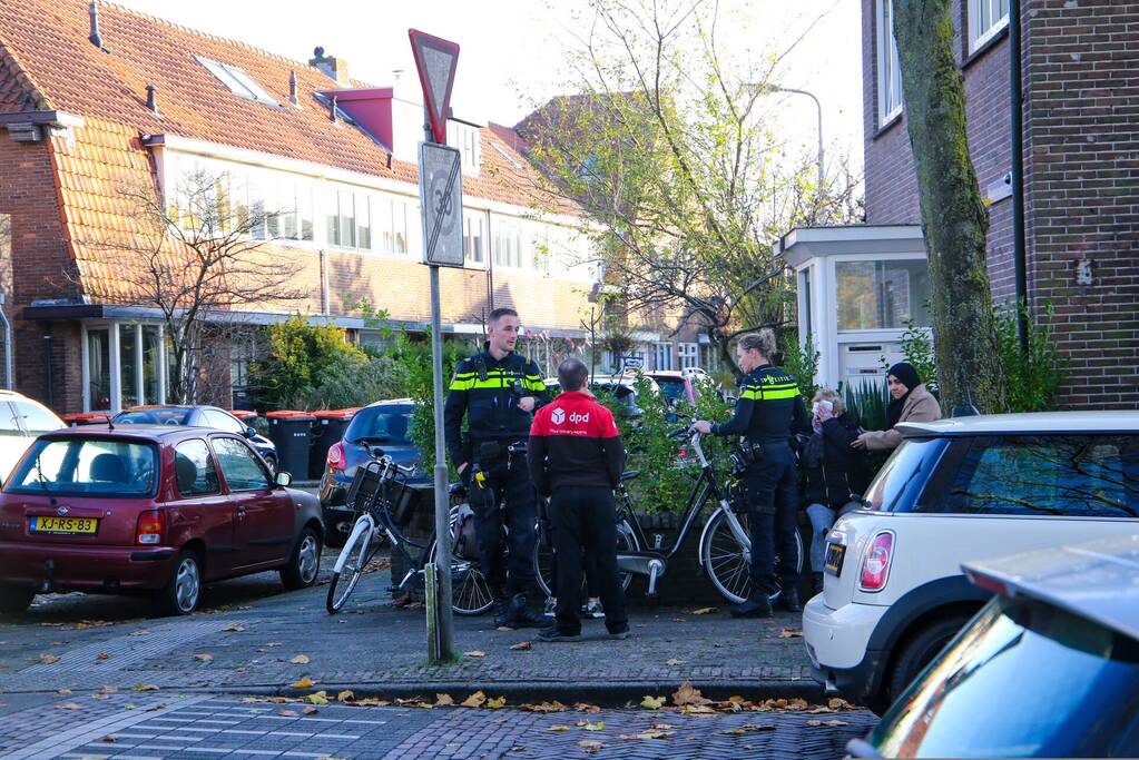 Vrouw op fiets botst op bestelbus