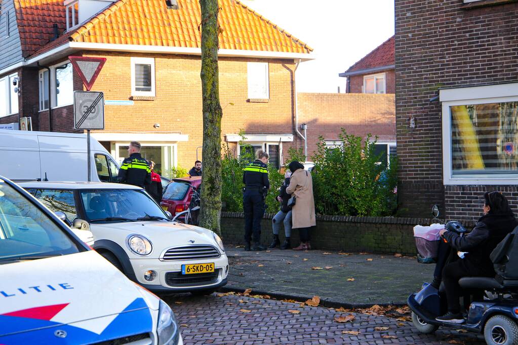 Vrouw op fiets botst op bestelbus