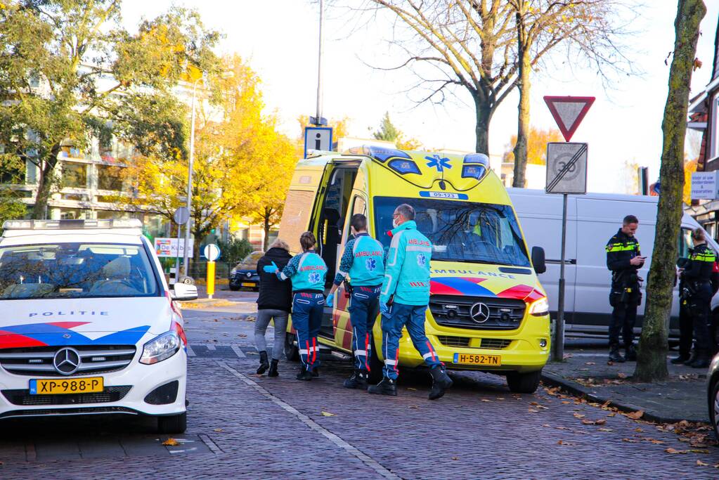 Vrouw op fiets botst op bestelbus