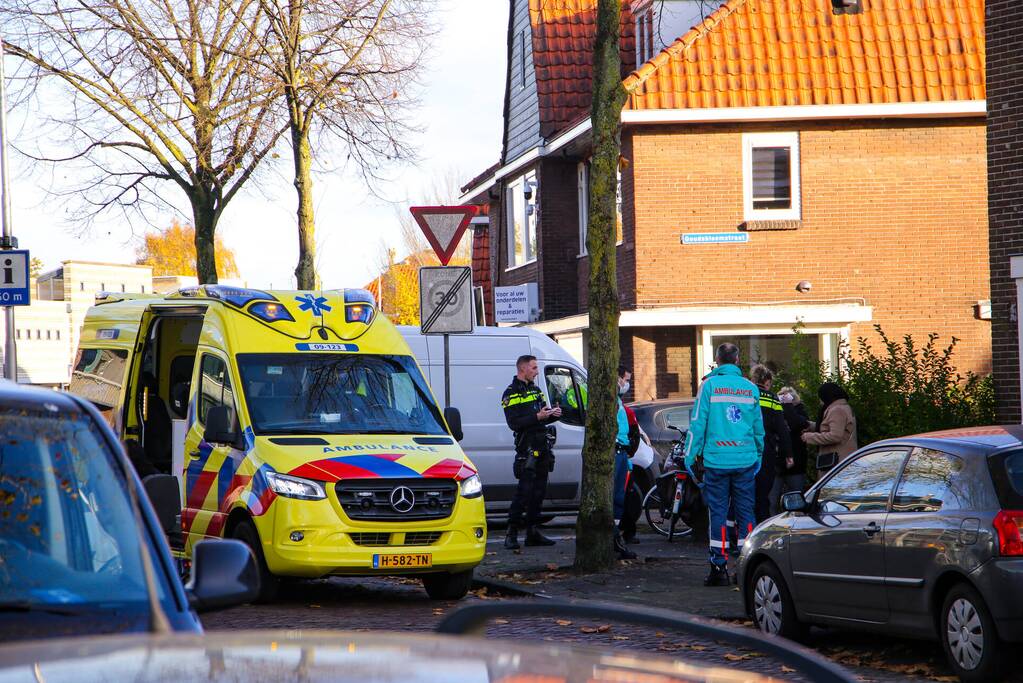 Vrouw op fiets botst op bestelbus