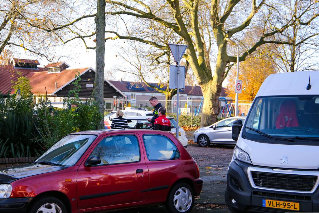Vrouw op fiets botst op bestelbus