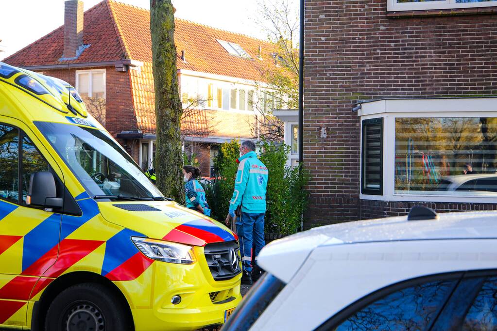 Vrouw op fiets botst op bestelbus