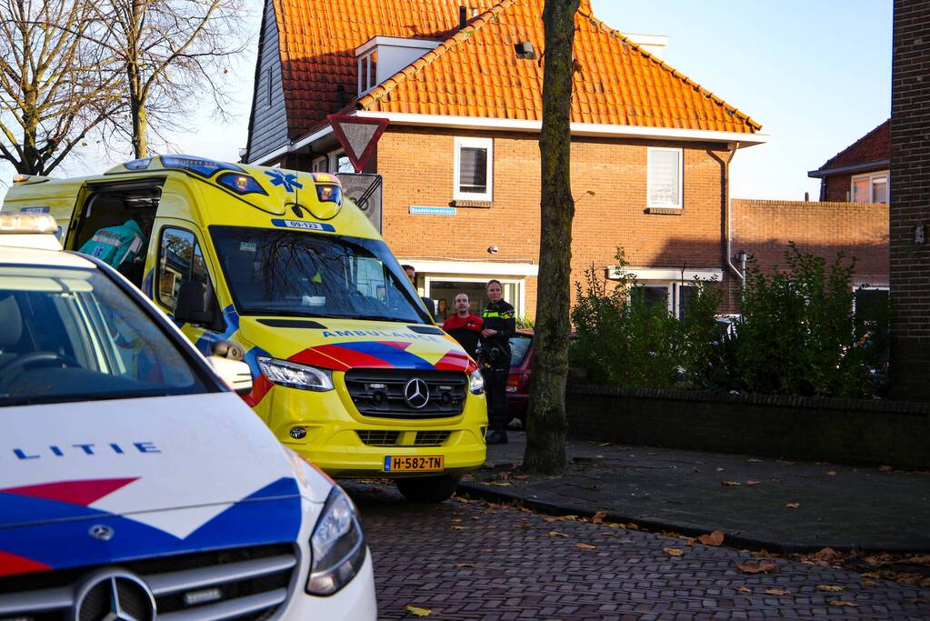 Vrouw op fiets botst op bestelbus