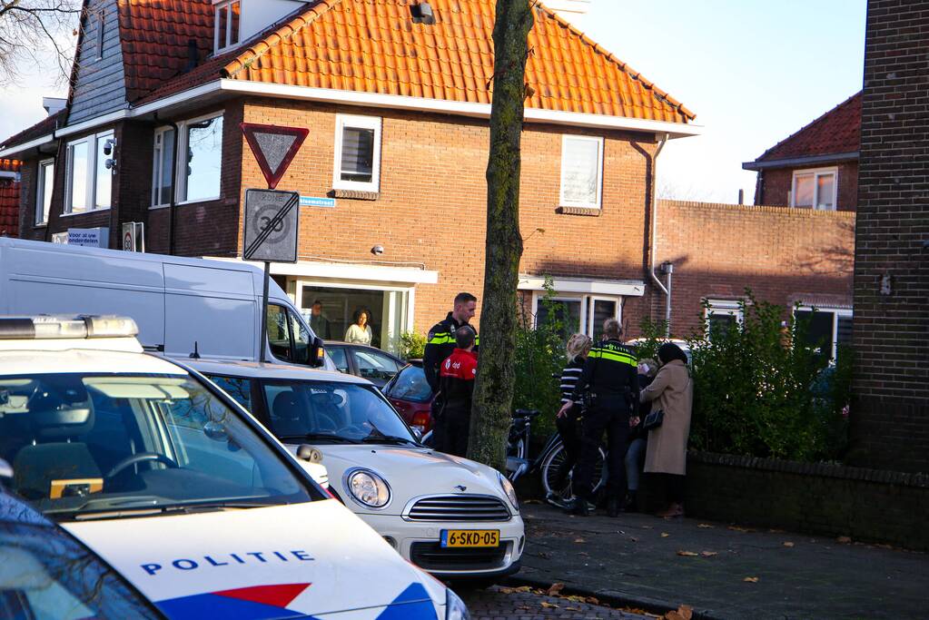 Vrouw op fiets botst op bestelbus