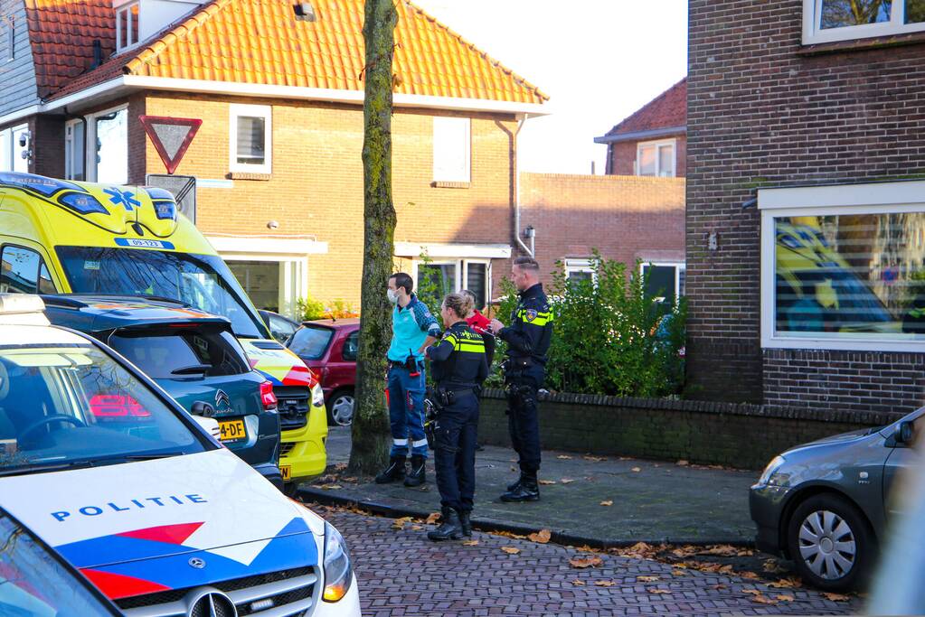 Vrouw op fiets botst op bestelbus