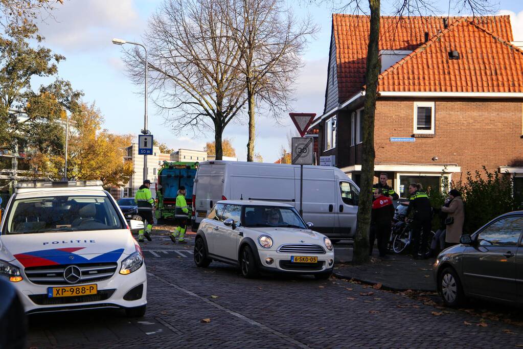 Vrouw op fiets botst op bestelbus