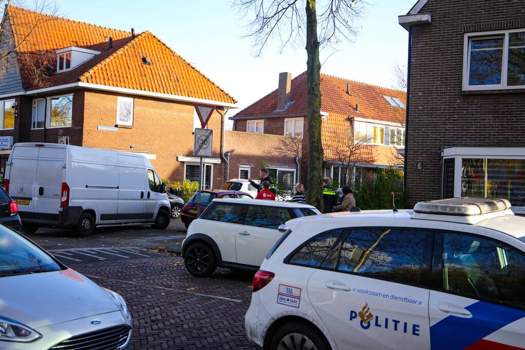 Vrouw op fiets botst op bestelbus