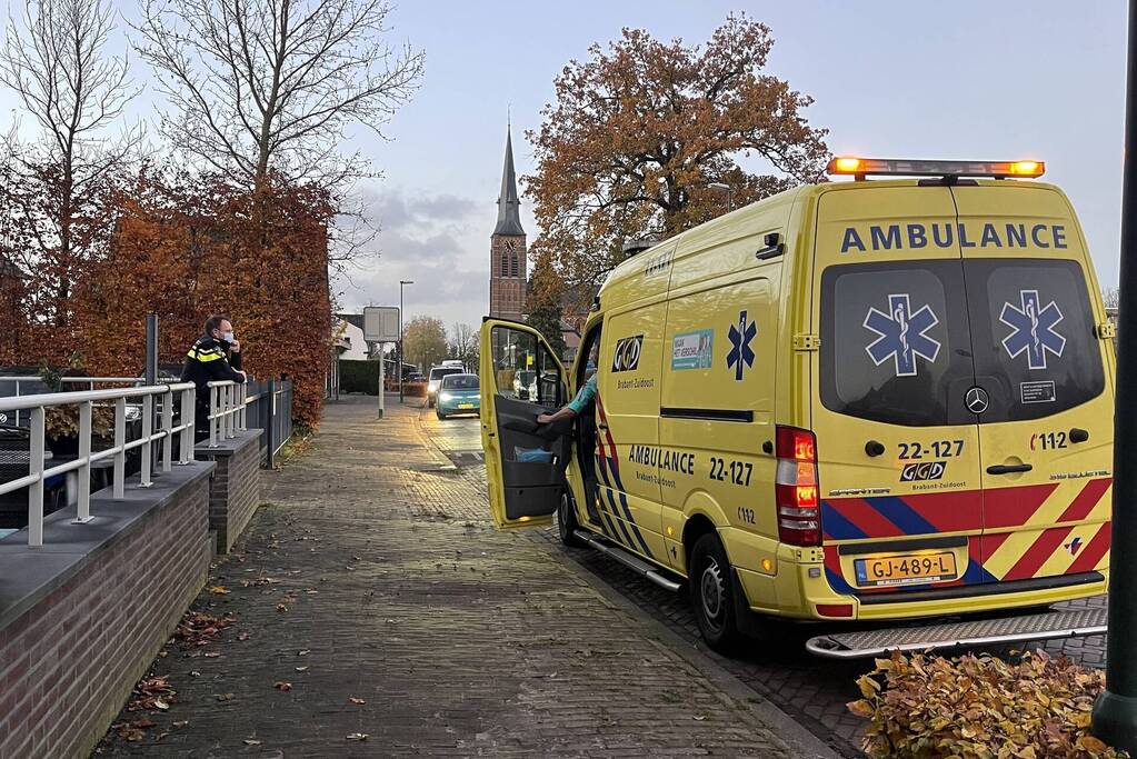 Personenauto botst achterop fietser