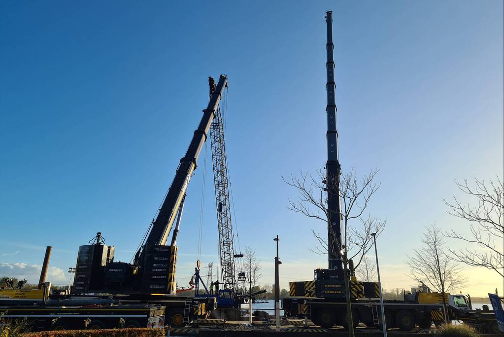 Omgevallen hijskraan geborgen