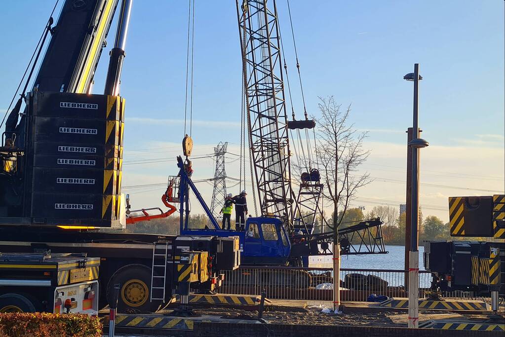 Omgevallen hijskraan geborgen