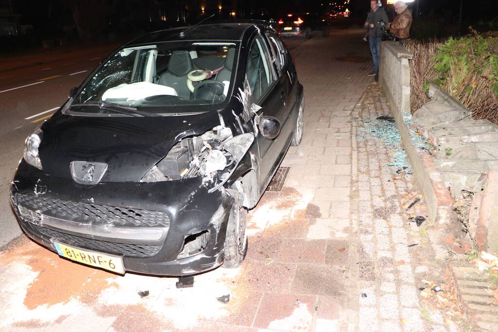 Personenauto rijdt tegen betonnen hekwerk