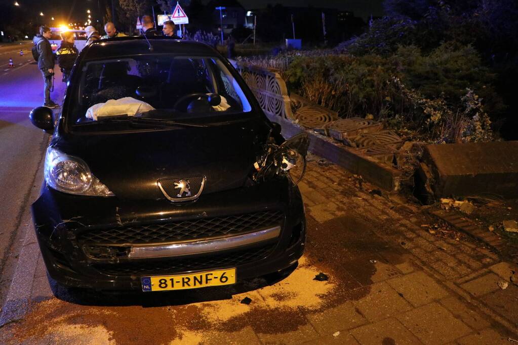 Personenauto rijdt tegen betonnen hekwerk