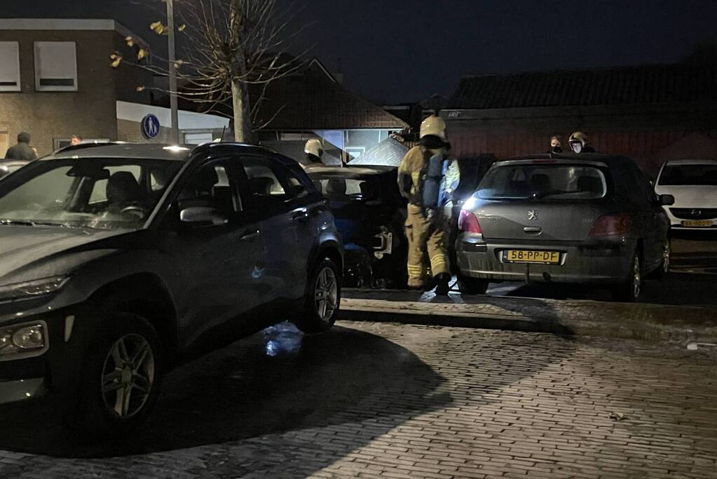 Brand zorgt voor schade aan personenauto
