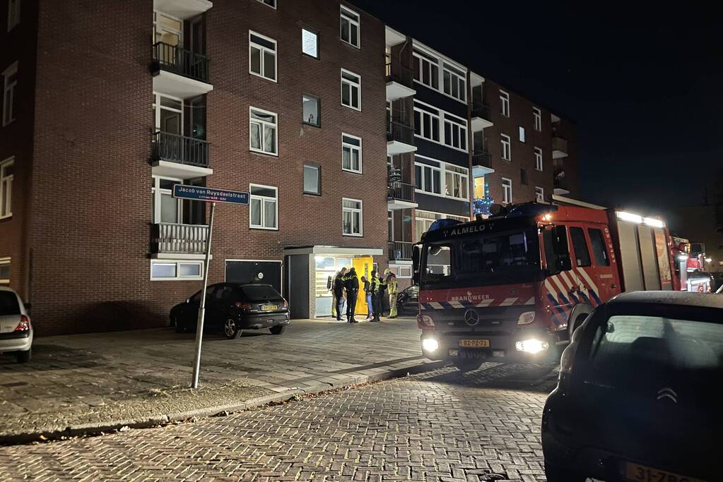 Brandweer controleert woning na brand in kookpan