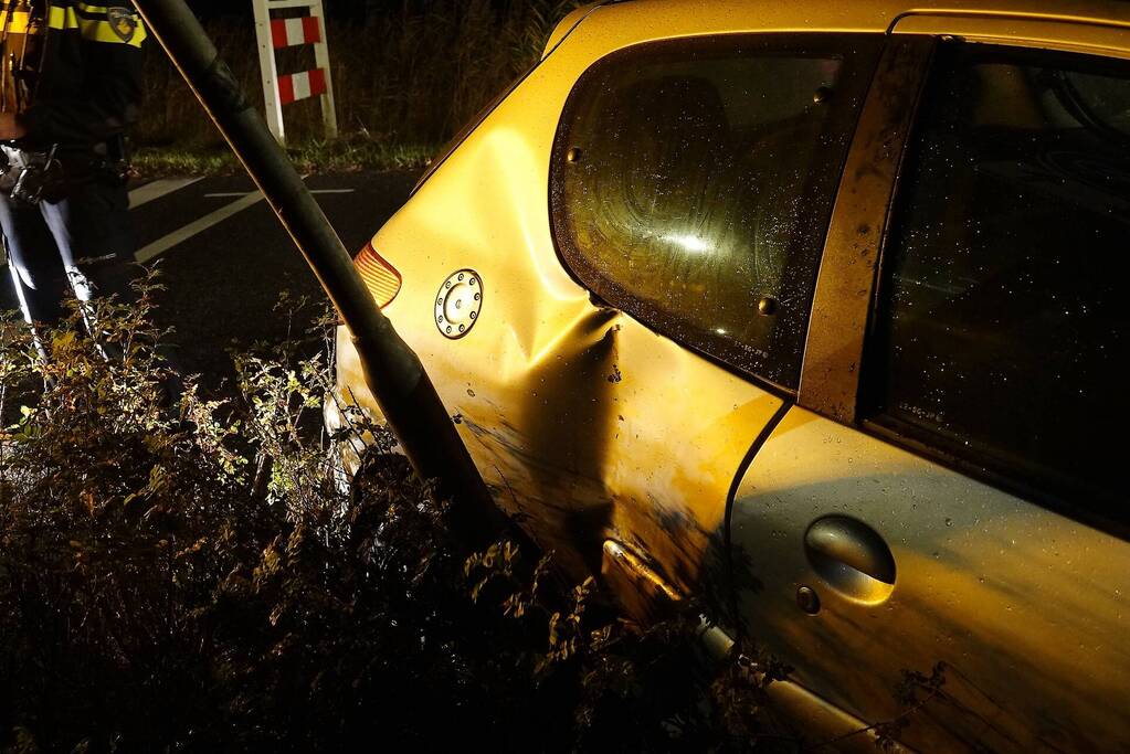 Automobilist trekt aan handrem en botst tegen verkeersbord