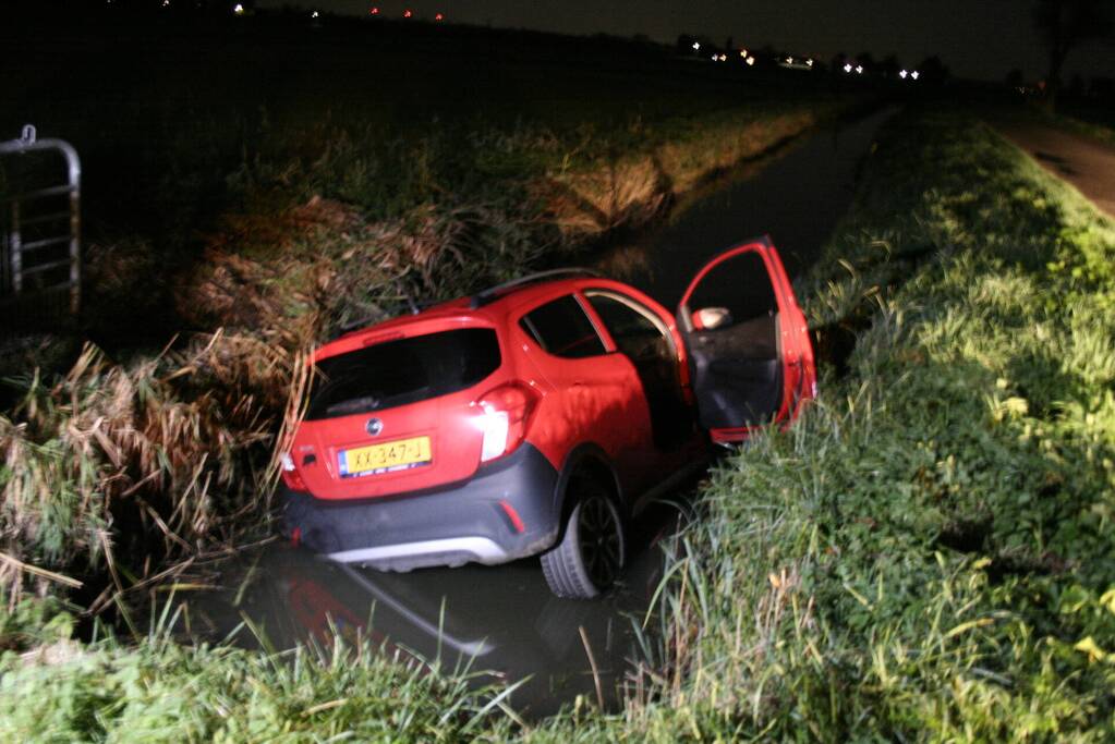 Personenauto belandt in sloot