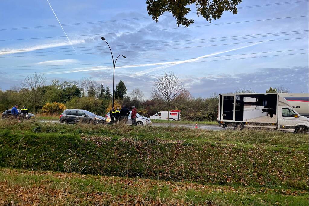 Meerdere voertuigen botsen achter op elkaar