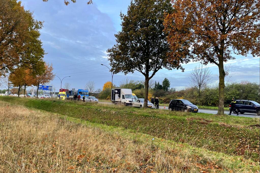 Meerdere voertuigen botsen achter op elkaar