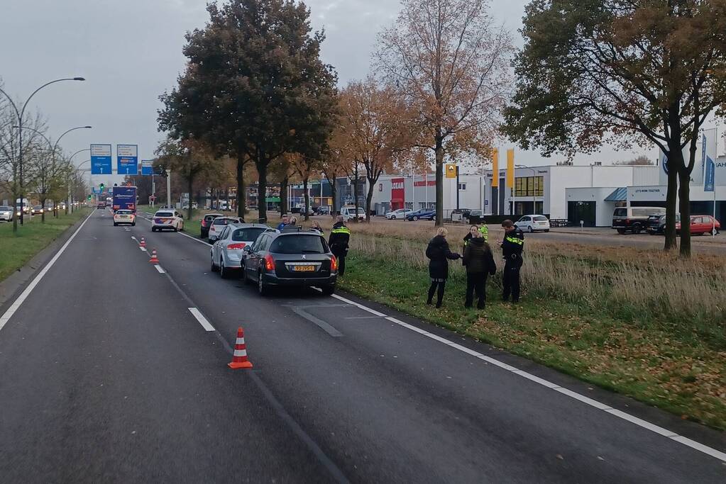 Meerdere voertuigen botsen achter op elkaar