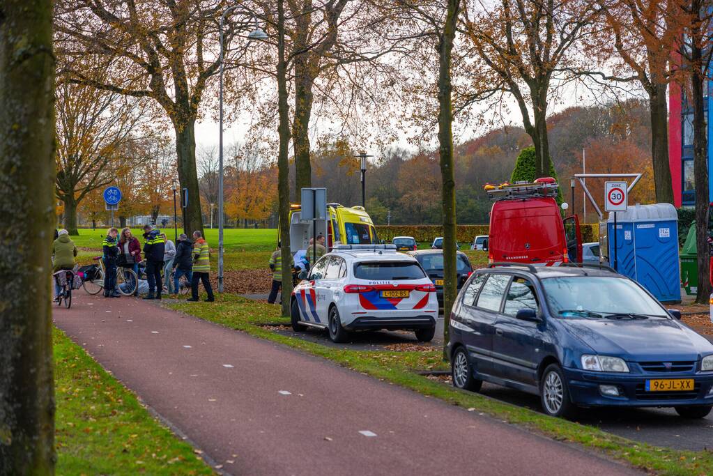 Fietsster gewond naar ziekenhuis na botsing op fietspad