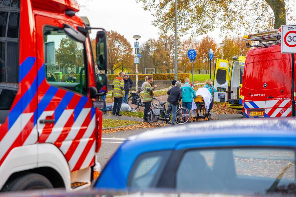 Fietsster gewond naar ziekenhuis na botsing op fietspad