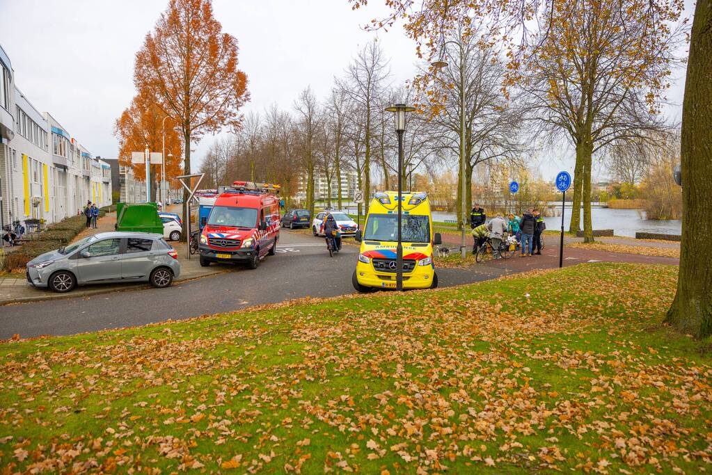Fietsster gewond naar ziekenhuis na botsing op fietspad