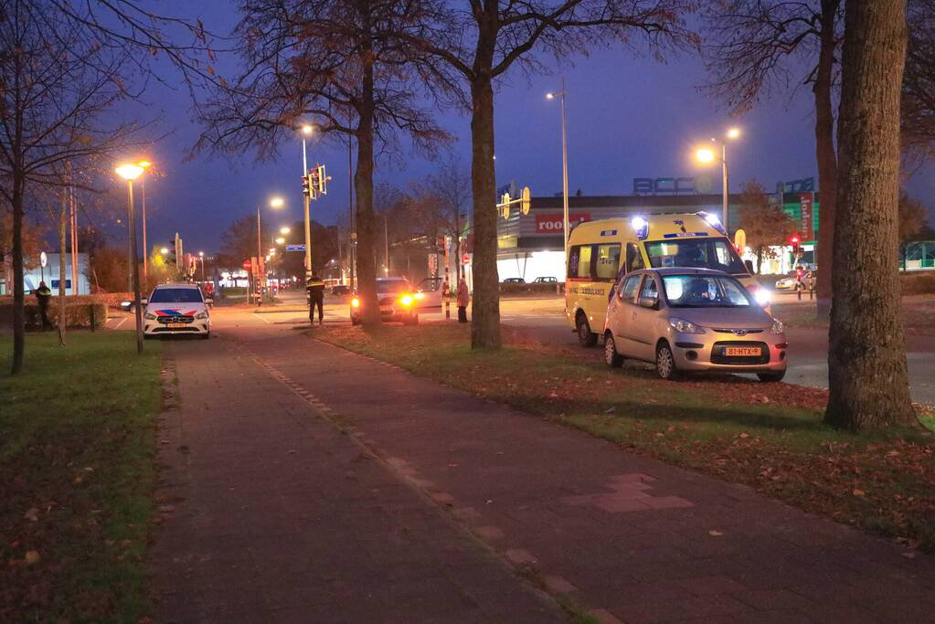 Automobilist rijdt paal omver en botst tegen boom