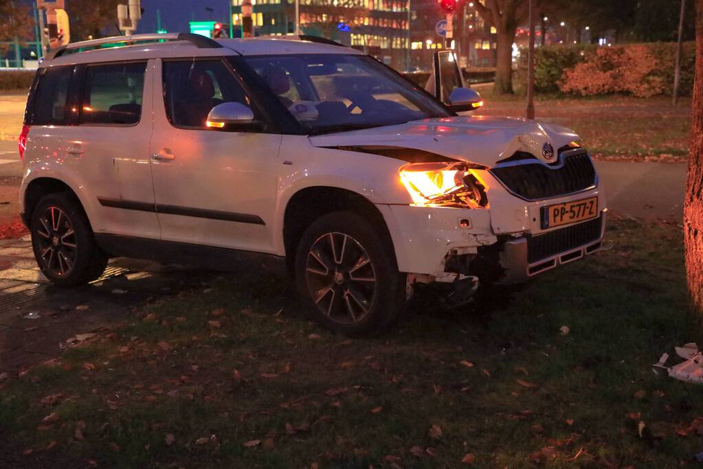 Automobilist rijdt paal omver en botst tegen boom
