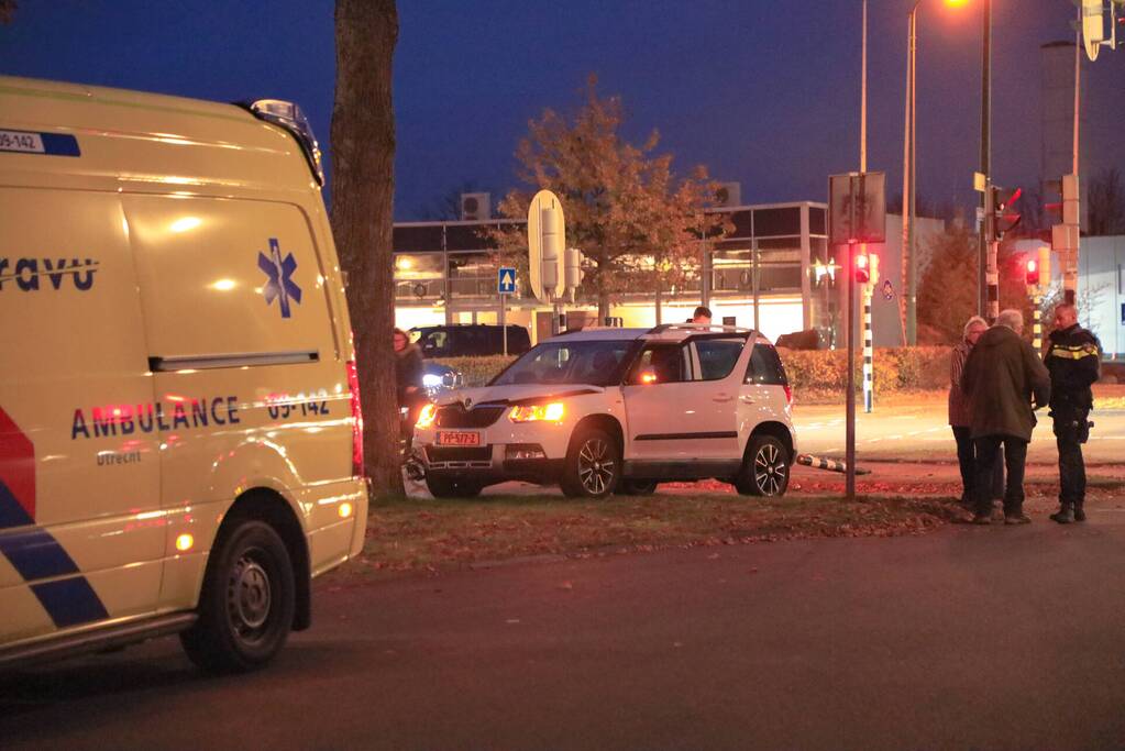 Automobilist rijdt paal omver en botst tegen boom