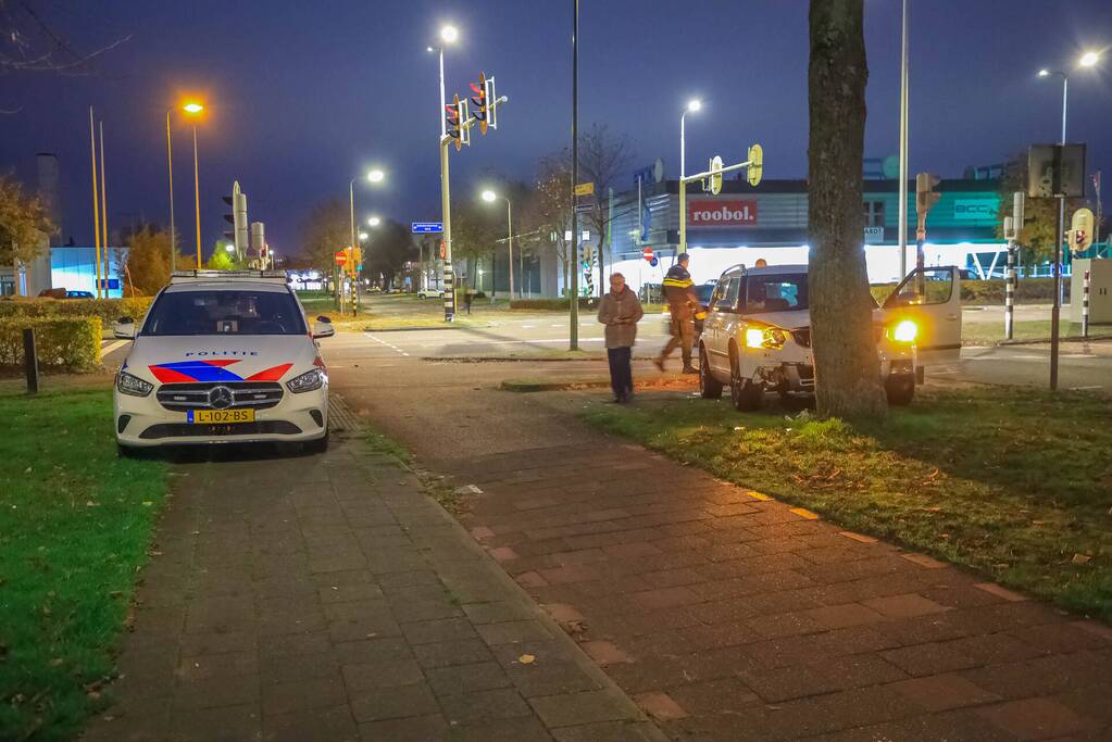 Automobilist rijdt paal omver en botst tegen boom