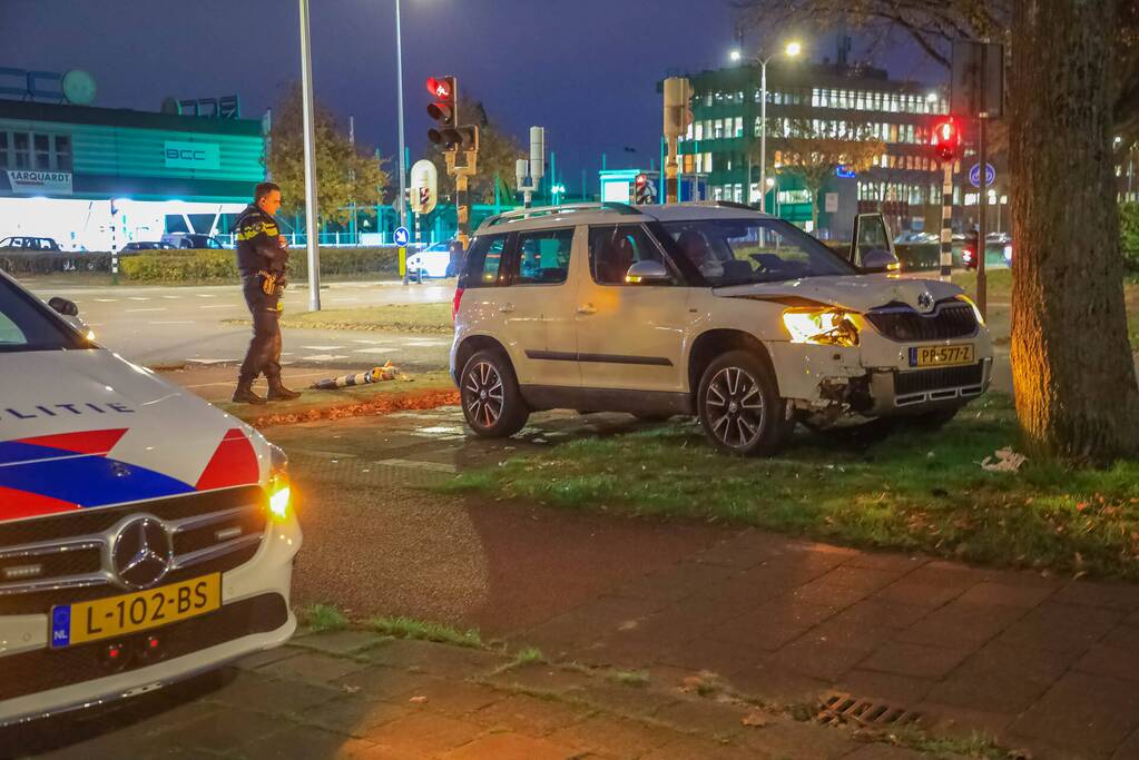 Automobilist rijdt paal omver en botst tegen boom