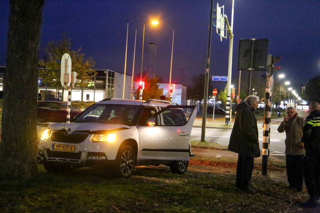 Automobilist rijdt paal omver en botst tegen boom