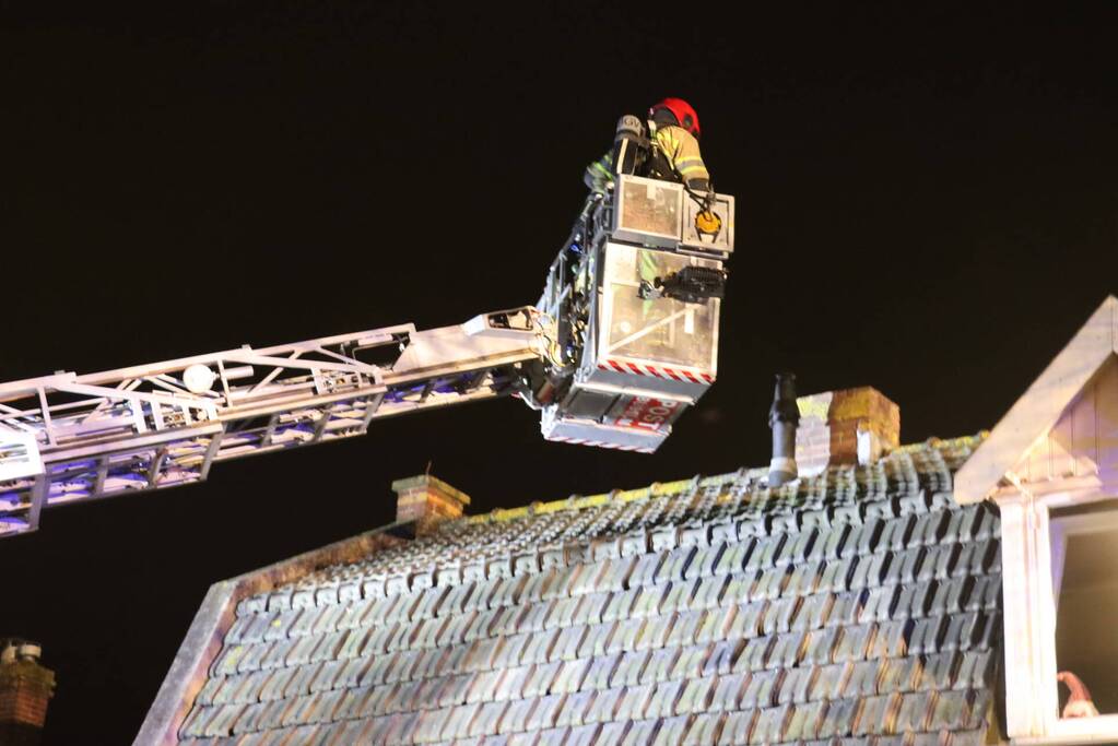Brand in schoorsteen van woning