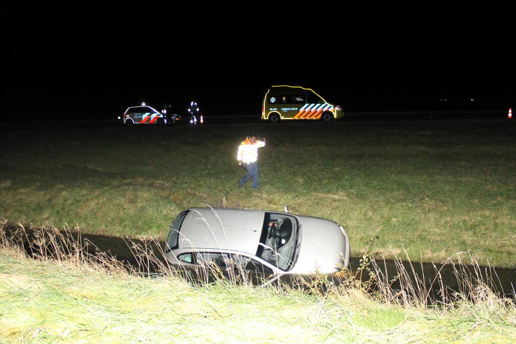Auto belandt in sloot naast snelweg