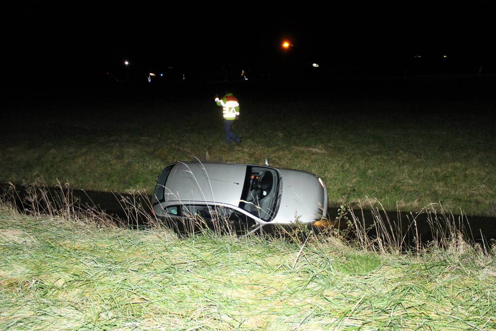 Auto belandt in sloot naast snelweg