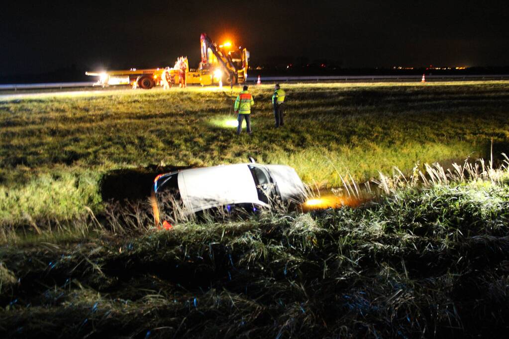 Auto belandt in sloot naast snelweg