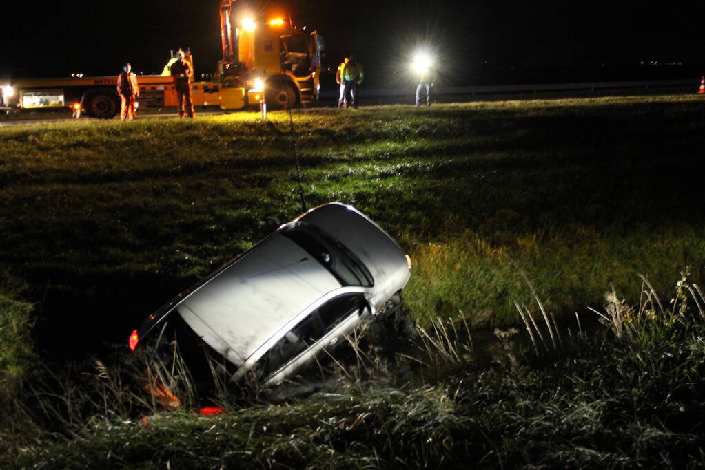 Auto belandt in sloot naast snelweg