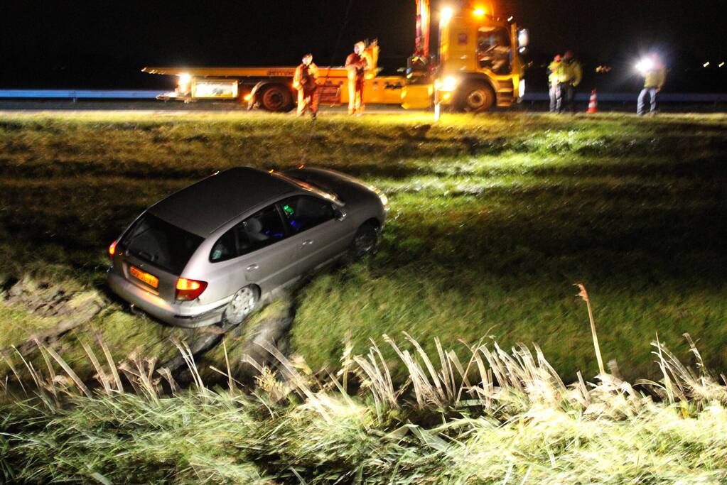 Auto belandt in sloot naast snelweg