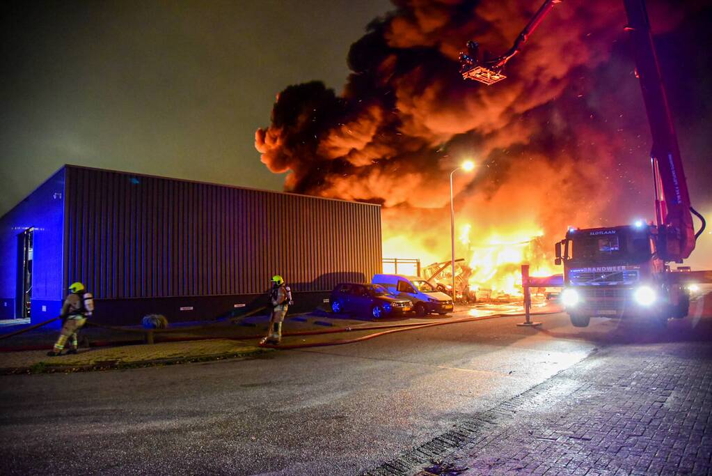 Uitslaande brand in bedrijfspanden
