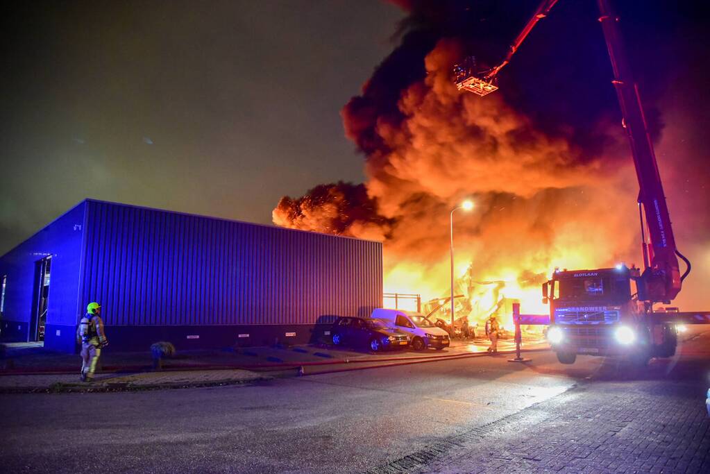 Uitslaande brand in bedrijfspanden