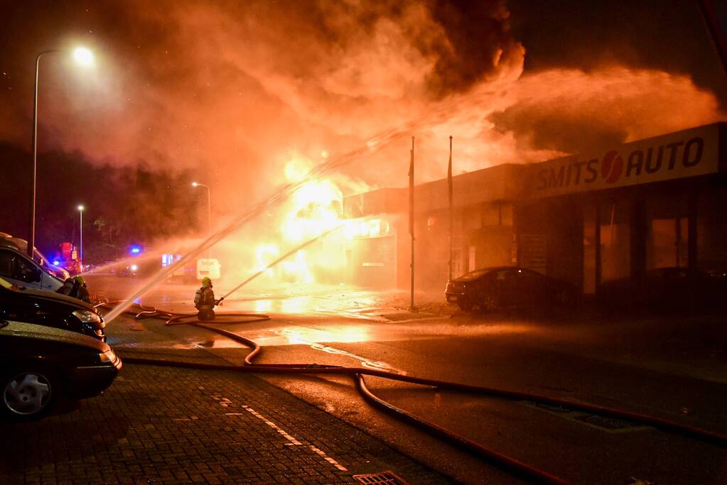 Uitslaande brand in bedrijfspanden