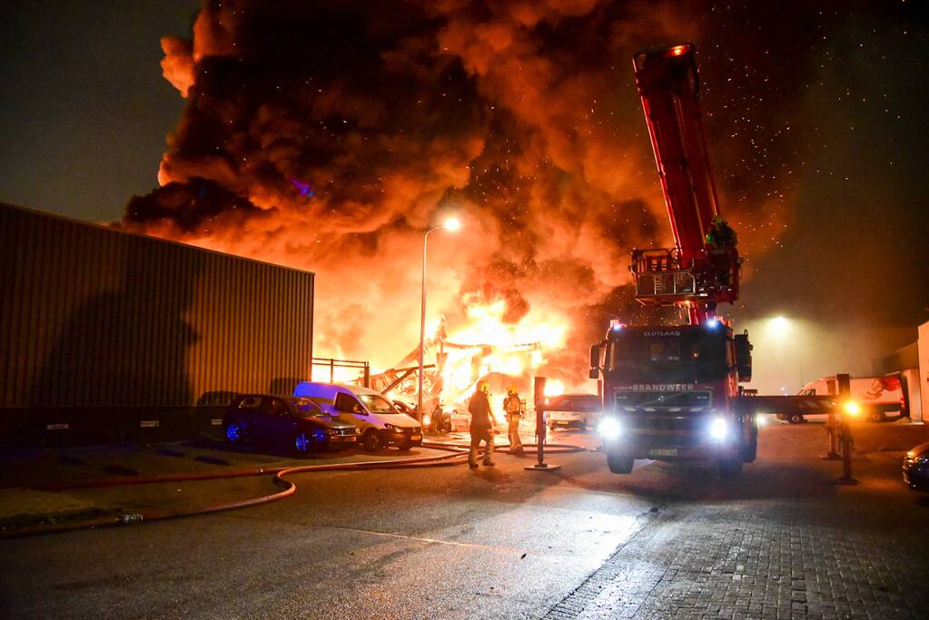 Uitslaande brand in bedrijfspanden