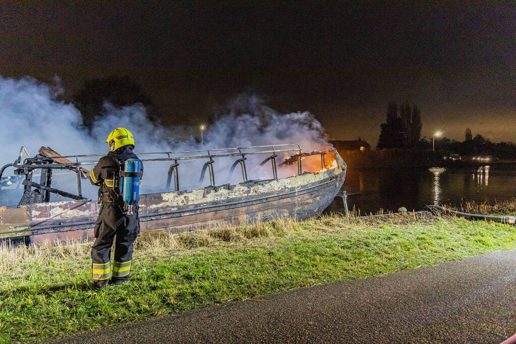 Woonboot verwoest door brand