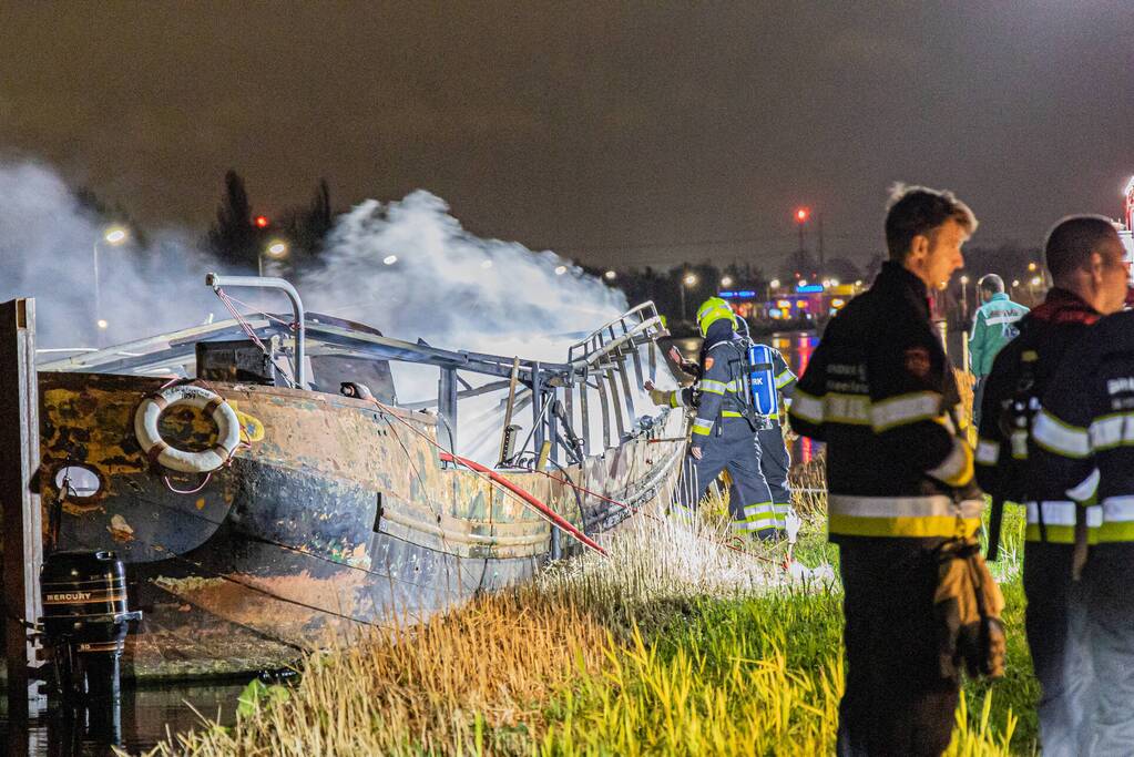 Woonboot verwoest door brand