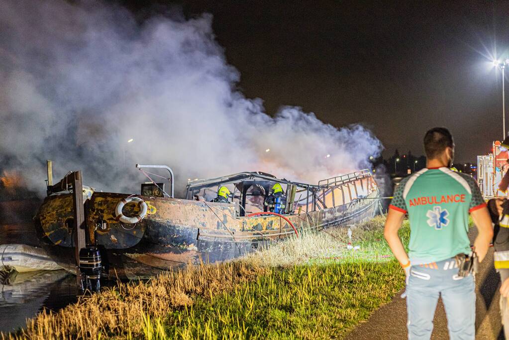 Woonboot verwoest door brand