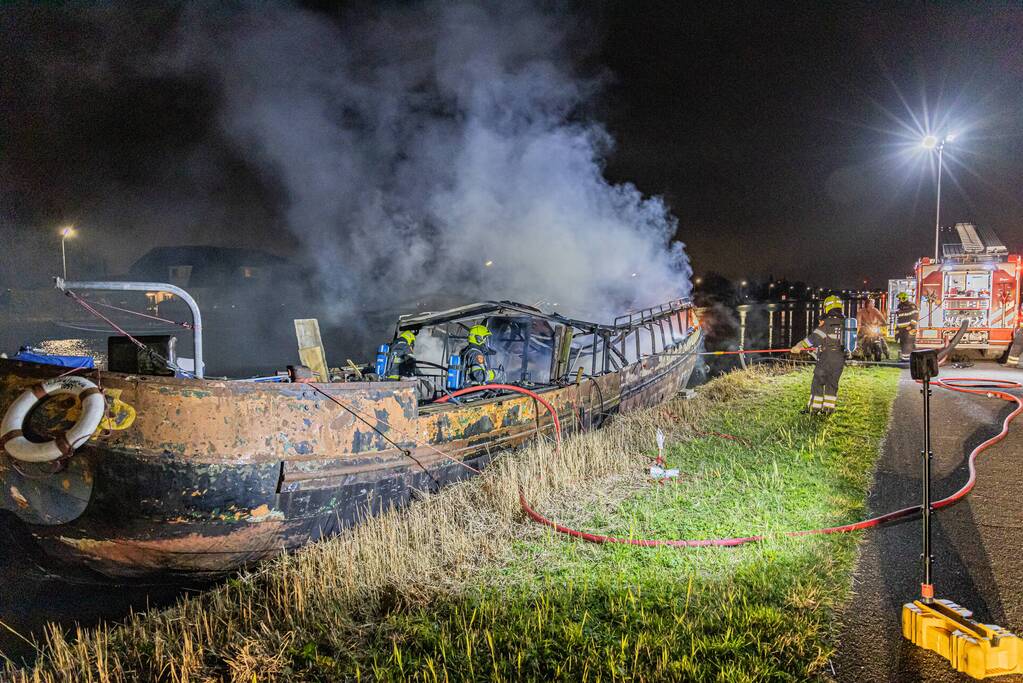 Woonboot verwoest door brand
