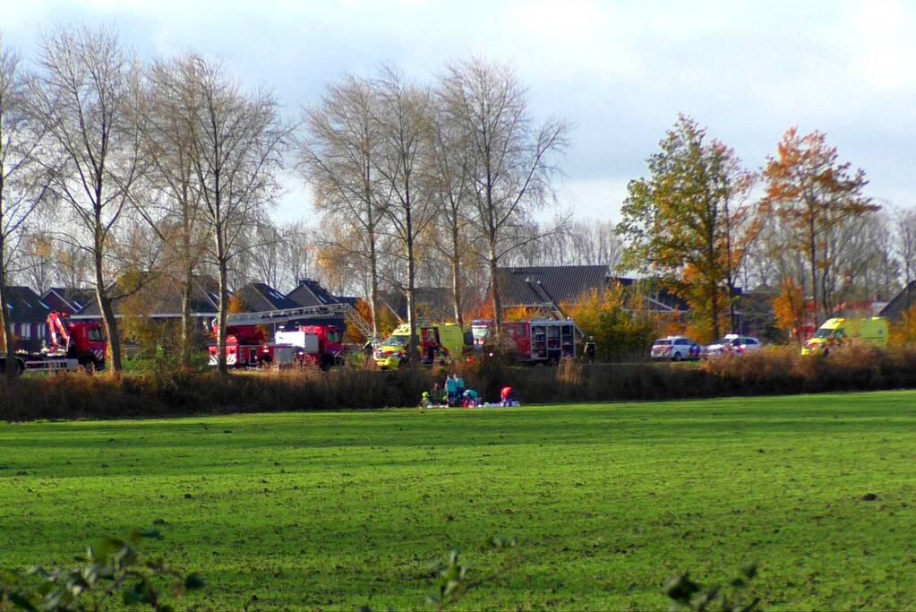 Auto raakt van weg en belandt op de kop in sloot