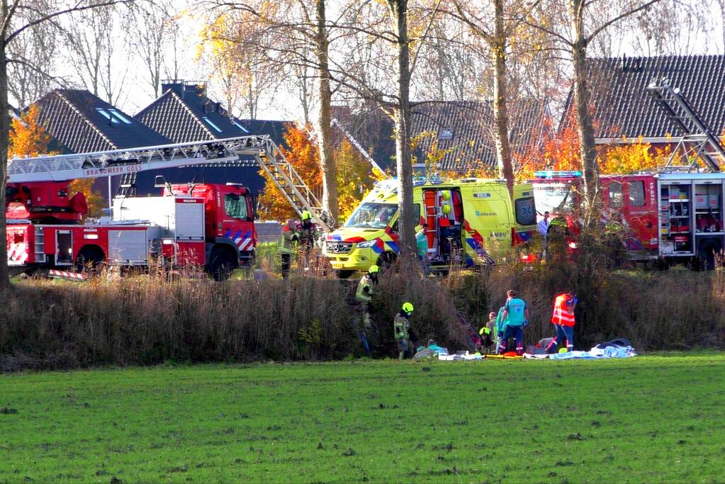 Auto raakt van weg en belandt op de kop in sloot