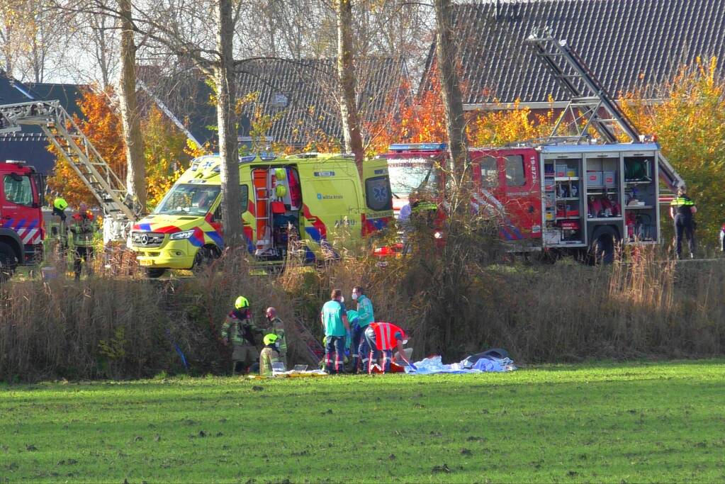 Auto raakt van weg en belandt op de kop in sloot