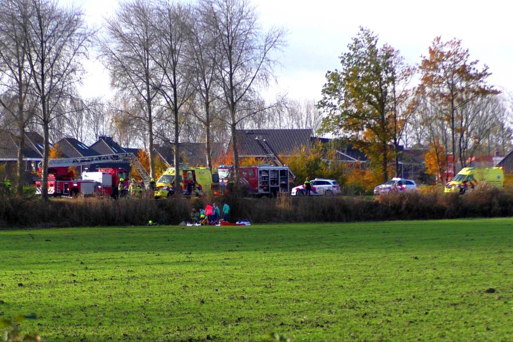 Auto raakt van weg en belandt op de kop in sloot